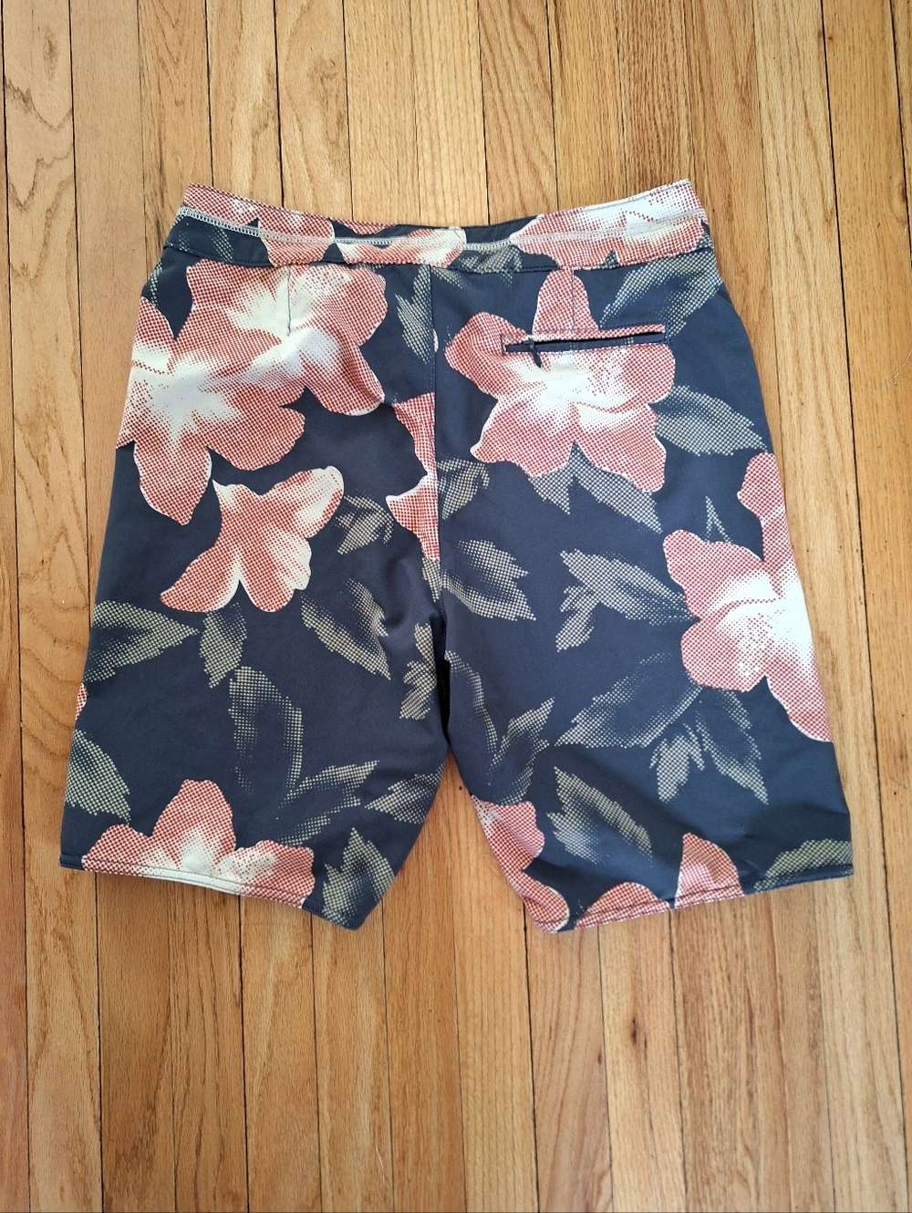 Tommy Bahama Relax men's board shorts featuring a Large Hibiscus Swim Trunk Sz L - Picture 2 of 3